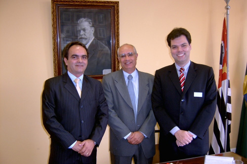 O diretor da Casa Sol, Armando Srgio de Melo Ferreira, o secretrio de Estado da Sade, Luiz Roberto Barradas Barata, e o deputado Bruno Covas<a style='float:right;color:#ccc' href='https://www3.al.sp.gov.br/repositorio/noticia/03-2008/BRUNO COVAS BARRADAS AUDI.jpg' target=_blank><i class='bi bi-zoom-in'></i> Clique para ver a imagem </a>